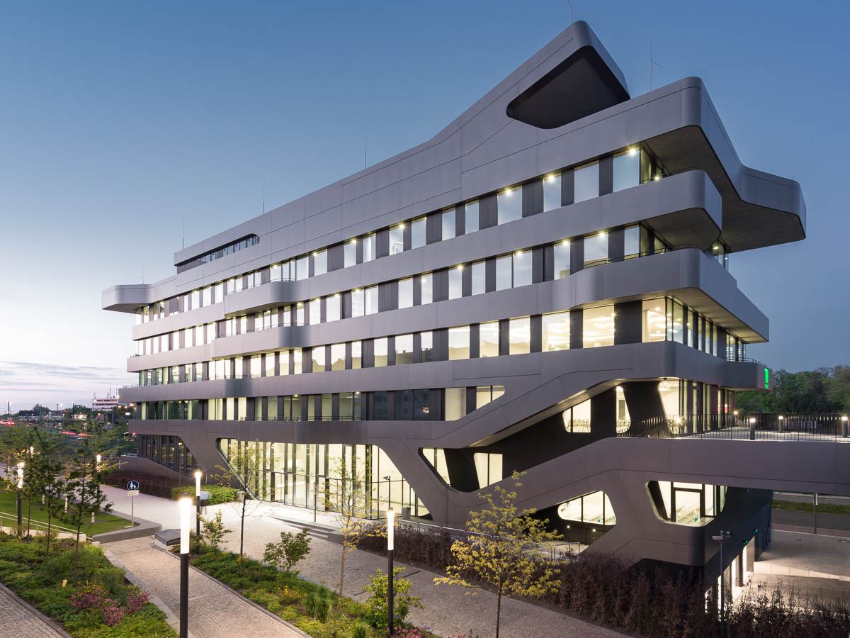 Moderne FOM Hochschule Gebäude bei Abenddämmerung