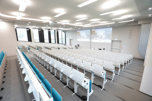 FOM Hochschule Vorlesungssaal mit Sitzreihen
