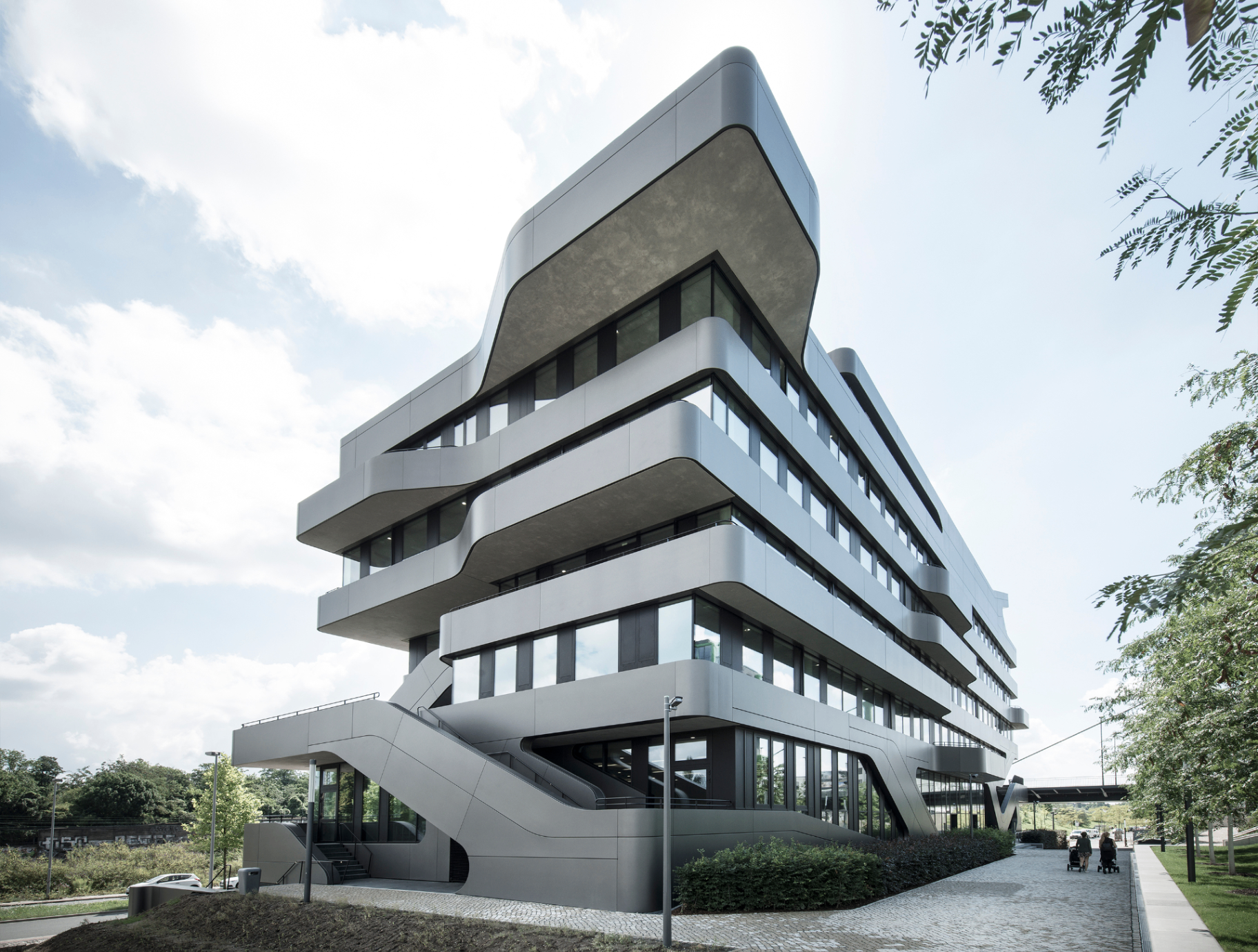 Moderne FOM Hochschule Außenansicht mit futuristischer Architektur